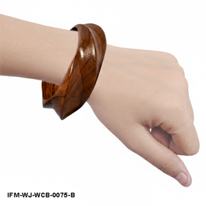 Brazalete geométrico de madera natural hecho a mano, brazalete de madera curvada tallada a mano para mujer, regalo para ella. - Product Image 6