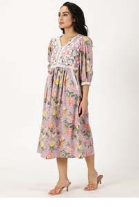 Robe Midi Décontractée Blanche à Manches Bulles et Col en V, Broderie Florale Bohème en Dentelle, Taille Naturelle, Écologique, Idéale pour les Vacances en Plein Air et les Resorts - Product Image 3