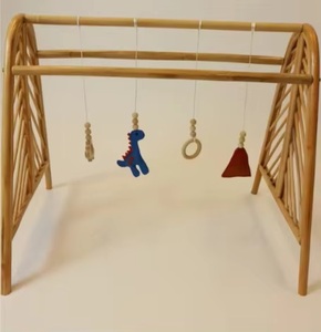 Parque Infantil de Bambú y Ratán Hecho a Mano con Juguetes Colgantes de Animales y Tapete de Juego Suave para Bebés - Ecowoodies Diseño Moderno para Juegos Infantiles en Interiores - Product Image 4