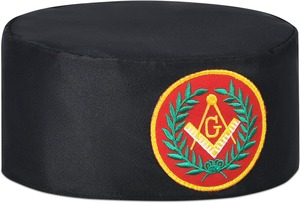 หมวกแก๊ปมาสเตอร์เมสันบลูลอดจ์ - สีดำพร้อมตราสัญลักษณ์สีแดงและพวงมาลัย  วัสดุผ้าเรยอนสีดำ - Product Image 3