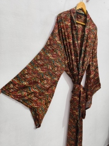 Robe en soie longue jusqu'aux chevilles, robe multicolores, robe de nuit, robe indienne vintage en soie recyclée, kimono en sari - Product Image 2