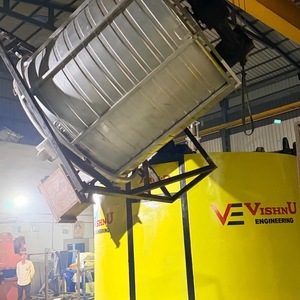 Machine de rotomoulage à 3 bras pour la fabrication de produits PE creux et de réservoirs d'eau, avec boîte de vitesses et moteur automatiques 220-415V - Product Image 4