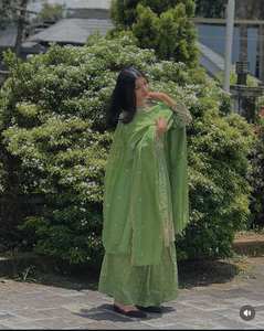 Ensemble Kediya et Sharara en soie Cinon de qualité supérieure, entièrement cousu, prêt à porter, vêtements ethniques de créateur pour les occasions festives et les mariages. - Product Image 3