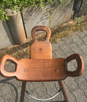 Tabouret de bar en bois massif artisanal, style vintage, avec dossier ergonomique découpé et anneau de repose-pieds en métal