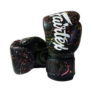 Guantes de Boxeo Fairtex de Cuero Genuino de Primera Calidad, Color Negro con Textura de Gotas de Pintura, Protección Profesional para Golpear, Guantes de Sparring con Correa - Product Image 1