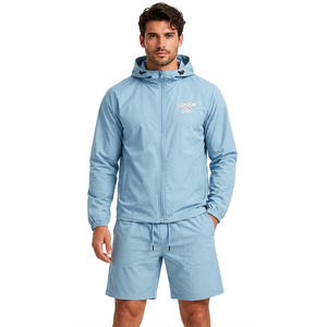 Conjunto de dos piezas para hombre: Chaqueta cortavientos de poliéster personalizada y pantalones cortos, atuendo ligero de estilo urbano con bordado de marca y cordones. - Product Image 4
