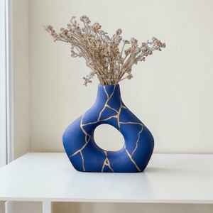 Jarrón de cerámica hecho a mano, ecológico, sin plomo, contemporáneo, de forma irregular, con acabado mate, portátil y duradero, de UO - Product Image 3