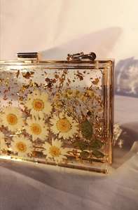 Bolso de mano con resina y flores prensadas Golden Daisy Bloom de Universal Overseas - Product Image 4