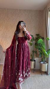 Vestidos Anarkali de Seda Fendy con Bordado de Hilo y Lentejuelas, Ropa Étnica India Moderna para Diwali, Bodas y Fiestas Tradicionales, de Secado Rápido - Product Image 2