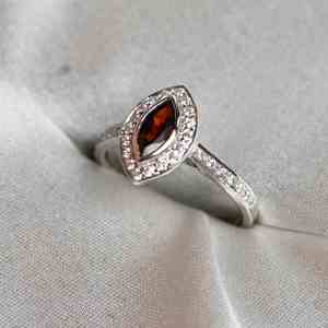 Anillo de Boda de Lujo de Plata de Ley 925 con Granate Natural, Diseño Geométrico con Engaste de Puntas, Chapado en Oro de 18K, Certificado por Terceros - Product Image 3