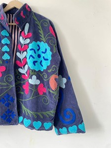 Chaqueta de terciopelo púrpura con bordado floral de lujo, estilo suzani, para mujer, ropa de primavera, manga larga, cuello alto, estilo bohemio. - Product Image 3