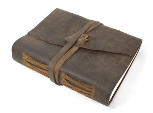 Carnet de notes de qualité supérieure, style vintage, couverture souple, fabriqué à la main à partir de papier recyclé et de cuir de buffle huilé. - Product Image 2