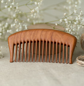Peine rectangular compacto de madera con dientes finos para un peinado impecable y desenredar el cabello, disponible a precios de mayoreo. - Product Image 4
