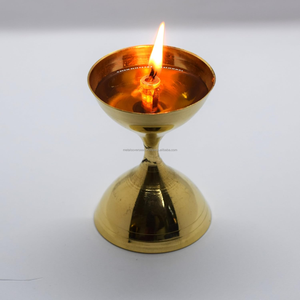 Lampe à huile traditionnelle en laiton faite à la main pour la décoration de Puja Diwali et l'utilisation dans les temples domestiques - Product Image 5