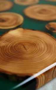 Plateau de service artisanal en bois et résine, ensemble de sous-verres décoratifs de luxe, planche de service moderne style rivière, cadeau de pendaison de crémaillère, fabriqué en Italie - Product Image 2