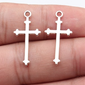트레포일 팁 크로스 참 28x13mm 아연 합금 실버톤 슬림 십자가 펜던트 (묵주 제작용) - Product Image 1