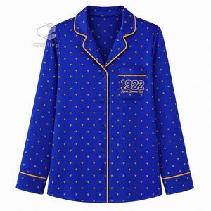 Conjunto de Pijama para Mujer con Estampado de Corazones Azules de la Hermandad Sigma Gamma Rho, con Botones al Frente, Manga Larga, Cuello con Muescas y Ribete en Contraste - Product Image 2