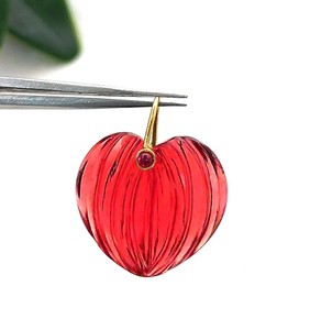 Colgantes de Corazón de Cuarzo Rubelita Tallados a Mano con Aro Dorado - Product Image 1