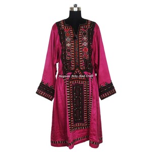 Tunique bohème vintage Kutchi Banjara, broderie artisanale vintage, provenant d'un fournisseur indien. - Product Image 3
