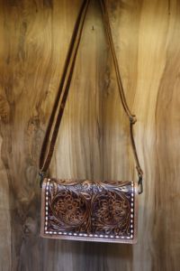 Pochette en cuir véritable faite à la main pour femme, pochette zippée peinte à la main avec doublure en cuir véritable, best-seller conçu pour les femmes - Product Image 2