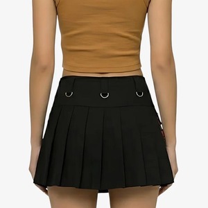 Kilt écossais noir pour femme avec accents à carreaux rouges et poches avant, coupe classique, jupe en polyester - Product Image 2