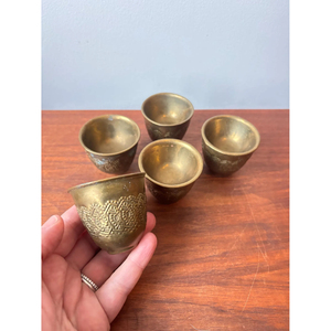 Ensemble élégant de tasses et soucoupes en métal avec plateau – Vaisselle durable, de qualité alimentaire et finition haut de gamme pour servir le thé et le café avec style - Product Image 2