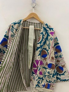Veste en velours Suzani florale, veste kimono bohème, manteau Suzani vintage, veste courte en velours bohème, veste artisanale de festival - Product Image 2