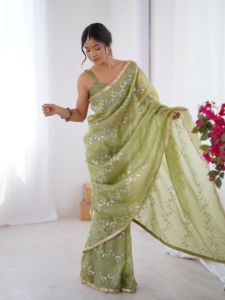 Magnifique Saree Designer à Broderie de Perles Moti & Val et Sequins, avec Base de Travail Artisanale, et Motif ZigZag Rayé de Perles Moti & Val - Product Image 3