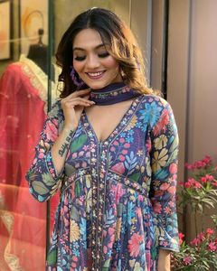Kurta en tissu mousseline de créateur avec imprimé numérique multicolore, pantalon assorti et dupatta Nazneen avec bordure en dentelle à imprimé numérique multicolore - Product Image 2