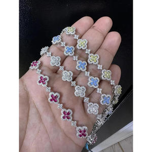 กำไลข้อมือเทนนิสลายใบโคลเวอร์สี่แฉกหลากสีสำหรับผู้หญิงและทุกเพศ ทำจากเงินแท้ 925 ประดับด้วยโมอิสซาไนต์เคลื่อนเรียงเป็นกลุ่ม ชุบทอง 18K - Product Image 1