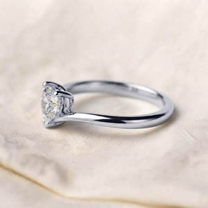Anillo de Compromiso Solitario Clásico Rhaya Jewels de Plata de Ley 925 con Baño de Rodio y Zirconia Cúbica en Forma de Corazón, Engaste de Puntas, Delicado, para Mujer - Product Image 2