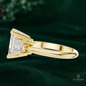Bague de Mariage en Diamant Taille Émeraude de Haute Qualité, Trois Diamants Ronds Latéraux, Centre à Quatre Griffes, Bande Polie Arrondie - Product Image 3