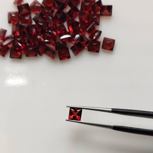 โกเมนสีแดงธรรมชาติ 4.5 มม. ทรงสี่เหลี่ยมเจ้าหญิงคัท คุณภาพดีที่สุด พลอยเม็ดเดี่ยวสำหรับทำเครื่องประดับ - Product Image 1