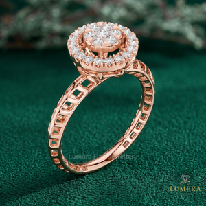 Bague en diamant rond de joaillerie fine avec centre floral complexe, design halo flottant, et monture panier à découpe ouverte - Product Image 3
