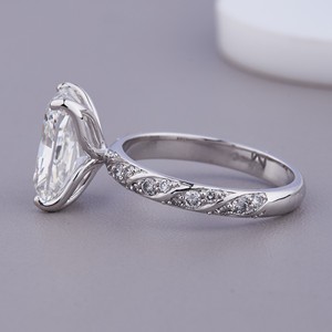 Bague de fiançailles en diamant de laboratoire taille radiant certifié IGI avec bande pavé en or 18 carats - Product Image 2