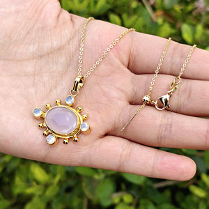 Collar con Colgante de Cuarzo Opalita y Calcedonia Rosa con Diseño de Rayos de Sol, Chapado en Oro de 18k, Joyería Elegante para Bodas y Eventos Religiosos - Product Image 2