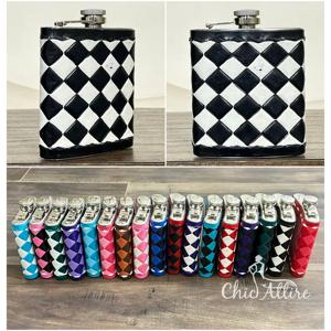 Nuevo Diseño 2026: Lujosa Botella de Bolsillo de Acero Inoxidable con Cuero de Vaca Grabado a Mano, Antiderrames, a Cuadros Blanco y Negro - Product Image 1