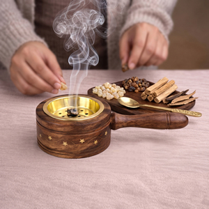 Brûleur d'encens rustique en bois avec incrustations étoilées et insert en métal doré perforé pour la décoration intérieure et l'aromathérapie - Product Image 5