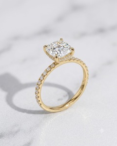 Anillo de Compromiso de Diamante Cultivado en Laboratorio con Corte Esmeralda para Mujer, Oro Amarillo con Diamantes Laterales, Clásico para Regalo de Boda o Aniversario - Product Image 2
