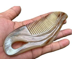 Peine de cuerno natural de alta calidad con dientes largos, peine para el cuidado del cabello y peine elegante para regalo de cumpleaños, decoración del hogar al mejor precio - Product Image 1