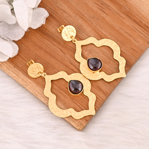 Boucles d'oreilles pendantes élégantes en pierre grenat hydro, serties de plaqué or, faites à la main en laiton, bijoux Shilpi Impex pour femmes - Product Image 4