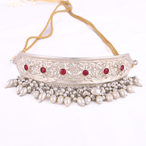 Collier ras du cou ethnique en argent allemand avec calcédoine fuchsia et perle - Product Image 1
