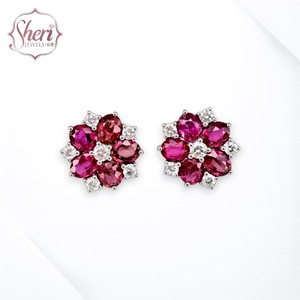 [Sheri Jewels] Pendientes elegantes de oro blanco macizo de 18 quilates con estilo de flor de rubí para mujer, regalo de fiesta - Product Image 1
