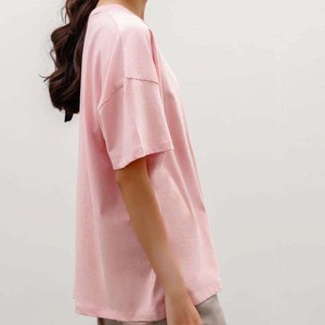 เสื้อยืดคอกลมโอเวอร์ไซส์สีชมพูสำหรับผู้หญิง แขนยาวปกติ สีพื้น ทรงหลวม ระบายอากาศได้ดี ผ้าฝ้ายเจอร์ซีย์ 100% พิมพ์ลายโลโก้ - Product Image 4