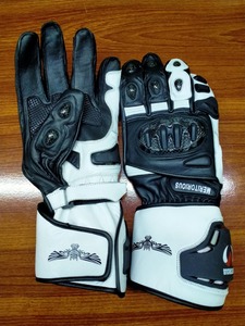 Gants de moto en cuir personnalisés pour homme avec design respirant pour une fermeture et une protection complète des doigts pour une conduite sécurisée - Product Image 3