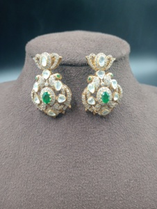 Boucles d'oreilles pendantes en cristal vert Amaira Jewels, strass blancs, design floral argenté, design ethnique pour femmes, provenant du Rajasthan - Product Image 5