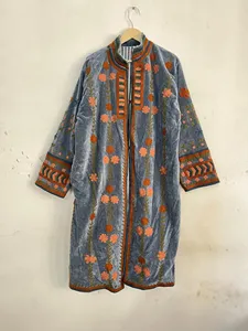 Veste longue en velours gris de luxe pour femmes, style Suzani, broderie florale, manches longues, col montant, style bohème, vêtements d'extérieur d'hiver - Product Image 1
