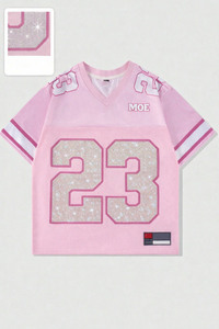 เสื้อยืดคอวีลายกราฟิกประดับเพชรเทียมสีชมพูสุดเทรนดี้ สไตล์สตรีทแวร์ พร้อมหมายเลขสั่งทำพิเศษ แบบเสื้อเจอร์ซีย์อเมริกันฟุตบอล - Product Image 3