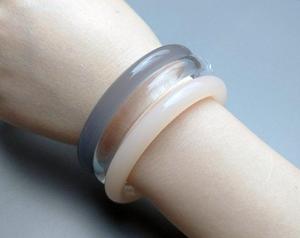 Bracelet jonc élégant en résine de couleur unie pour un usage quotidien et la mode - Product Image 1