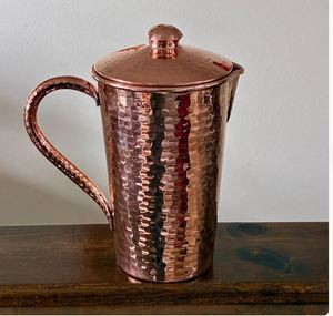 ชุดเหยือกทองแดงสำหรับผู้ซื้อขายส่งจำนวนมาก ชุดเสิร์ฟน้ำโลหะพร้อมแก้ว ทนทาน ใช้ซ้ำได้ สำหรับครัว ห้องรับประทานอาหาร และเครื่องดื่ม - Product Image 4